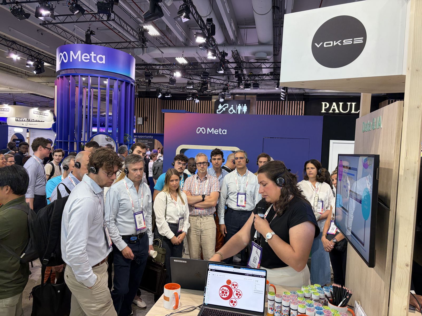 Démonstration de la plateforme Vokse devant le public sur le stand à VivaTech 2026